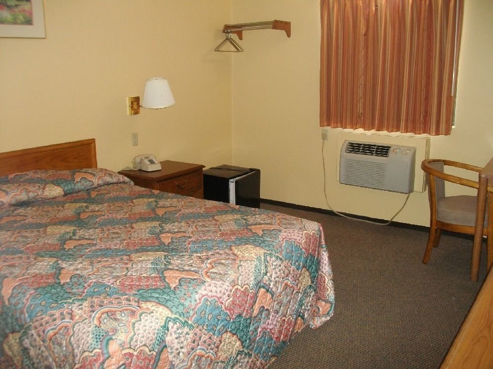 Budgetel Inn & Suites Fort Scott Экстерьер фото