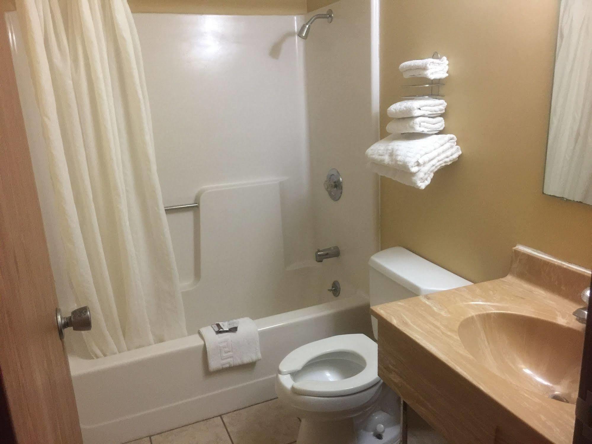 Budgetel Inn & Suites Fort Scott Экстерьер фото