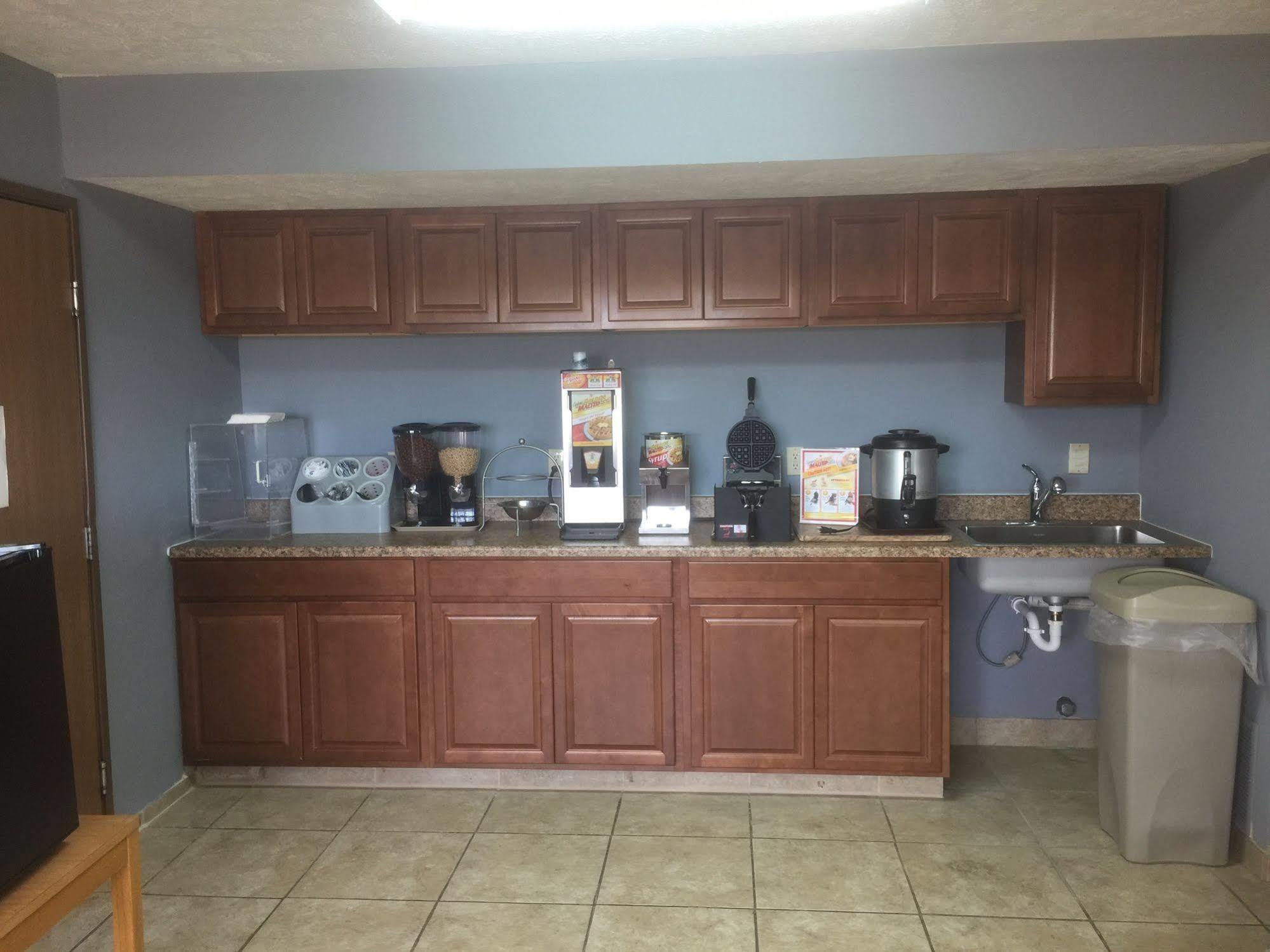 Budgetel Inn & Suites Fort Scott Экстерьер фото