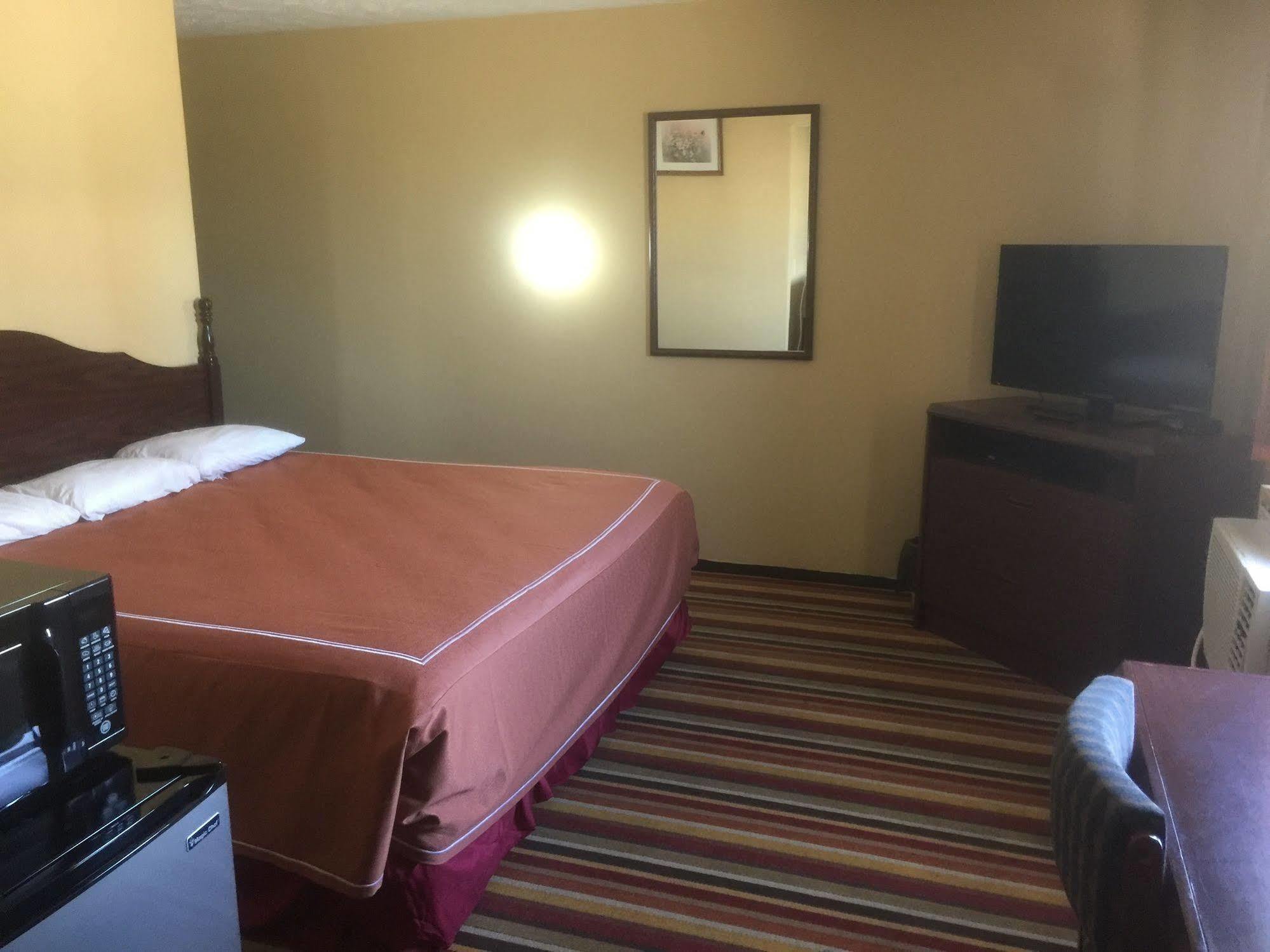 Budgetel Inn & Suites Fort Scott Экстерьер фото