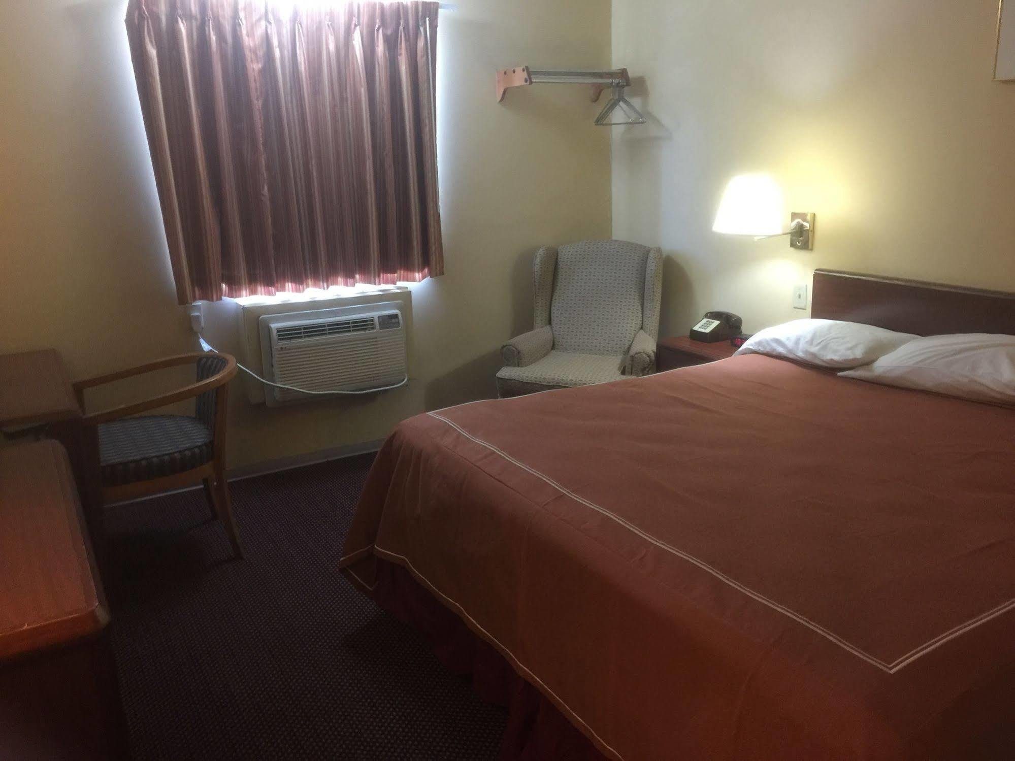 Budgetel Inn & Suites Fort Scott Экстерьер фото